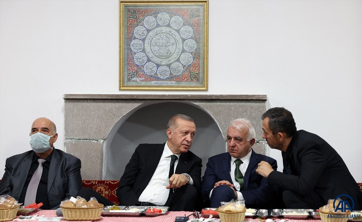 Cumhurbaşkanı Erdoğan dan Hüseyin Gazi Cemevi ne ziyaret #1