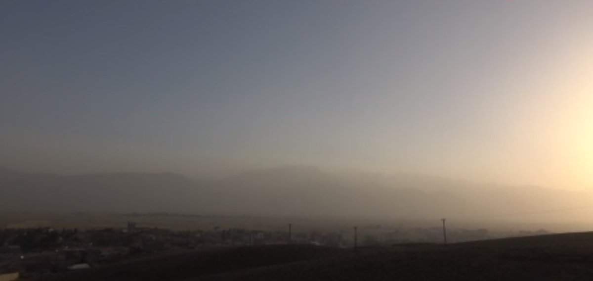 Hakkari Yüksekova’da dağlar toz bulutunda kayboldu #1