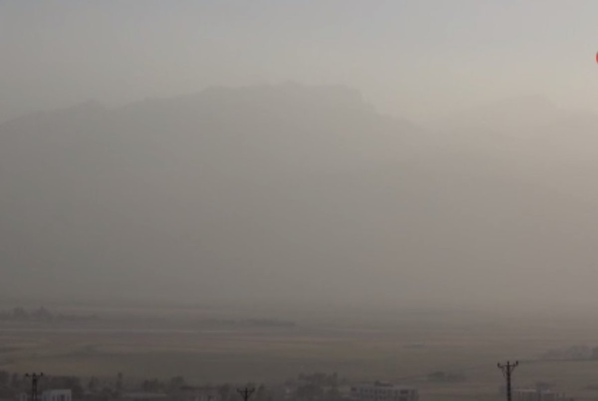 Hakkari Yüksekova’da dağlar toz bulutunda kayboldu #2