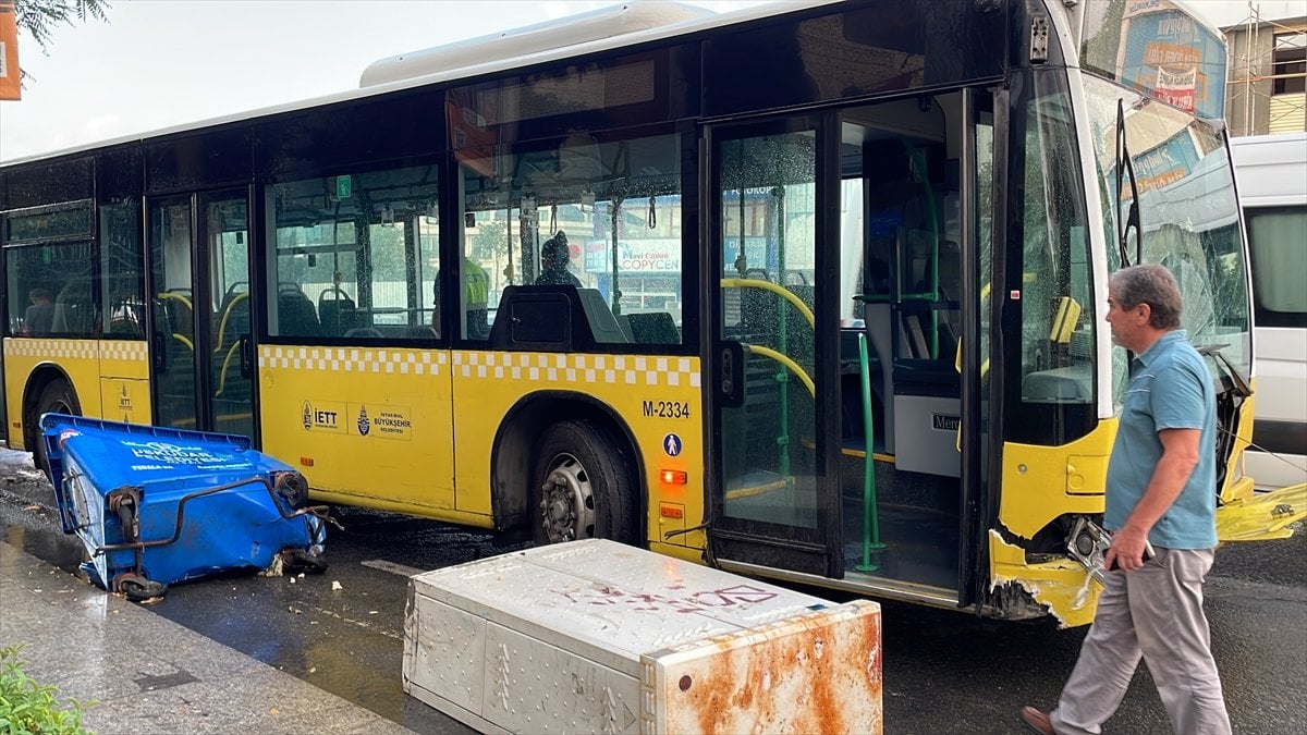 Üsküdar da kaygan yolda kayan İETT otobüsü kaza yaptı #3