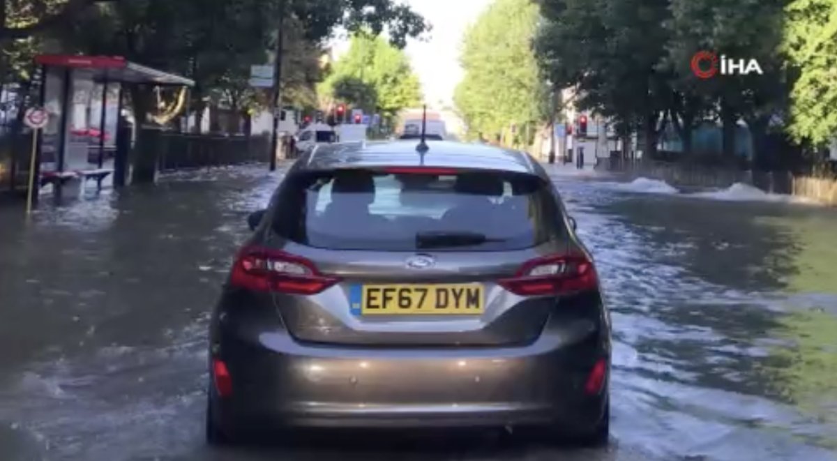 İngiltere de su borusu patladı, sokaklar göle döndü #1