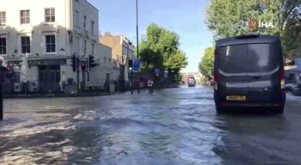 İngiltere de su borusu patladı, sokaklar göle döndü #3