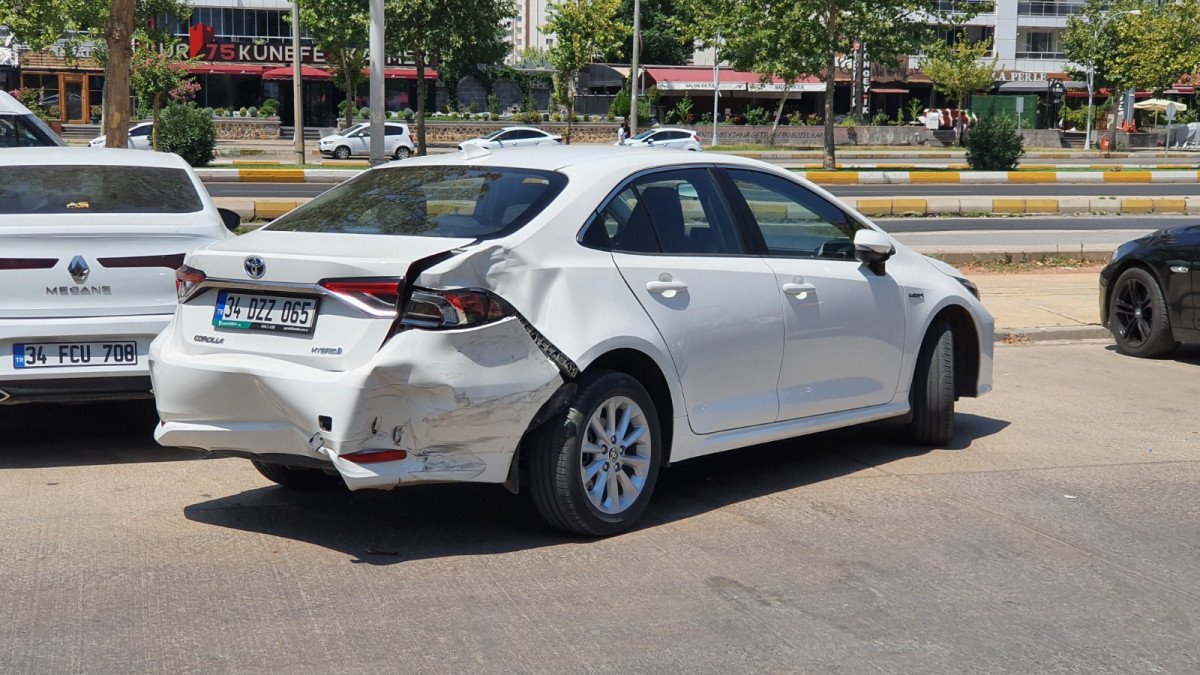 Diyarbakır’da kamyonet mağazaya girdi #3