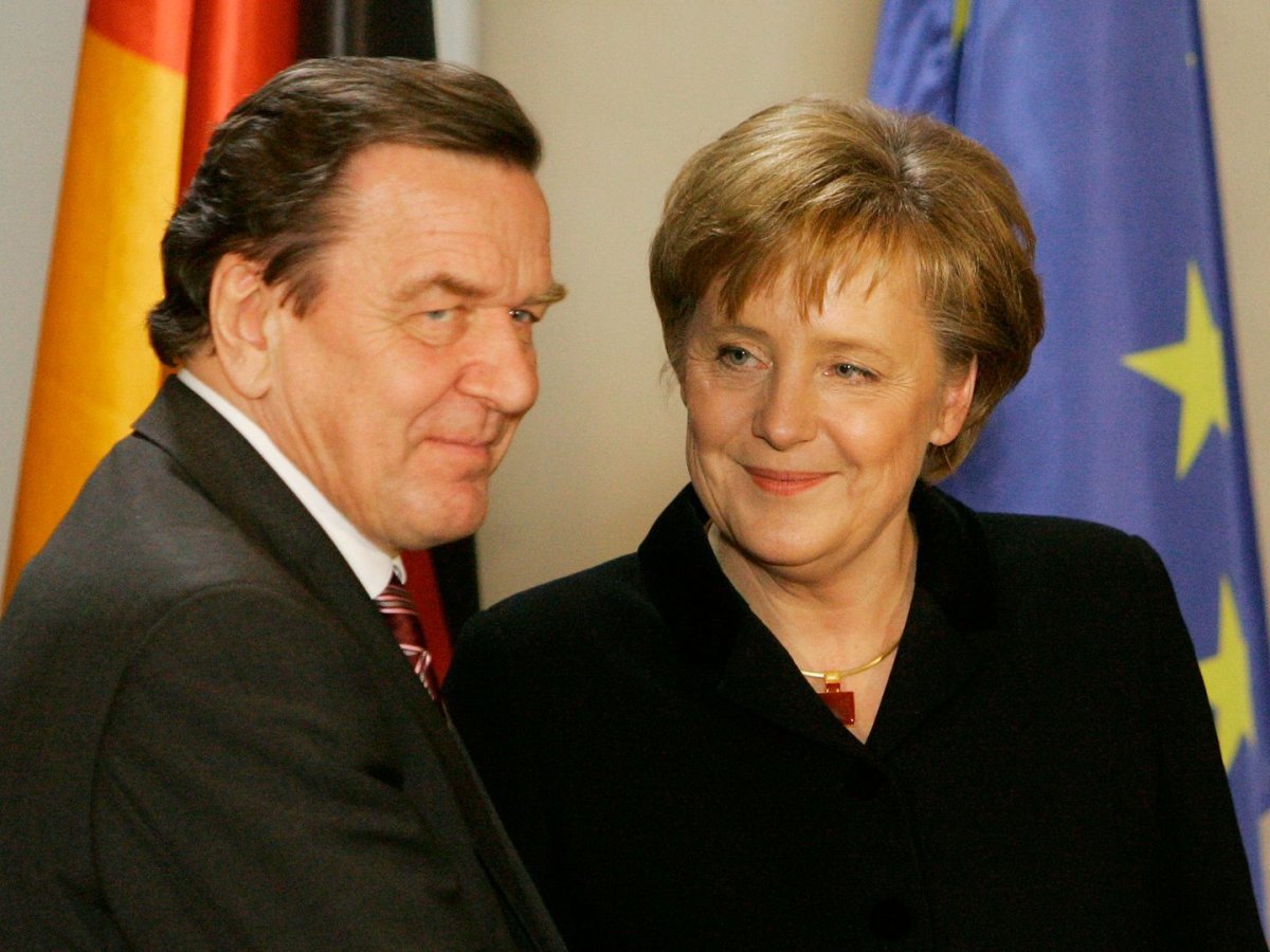 Almanya da eski Başbakan Schröder in partisinden ihraç edilmesi talepleri reddedildi #2