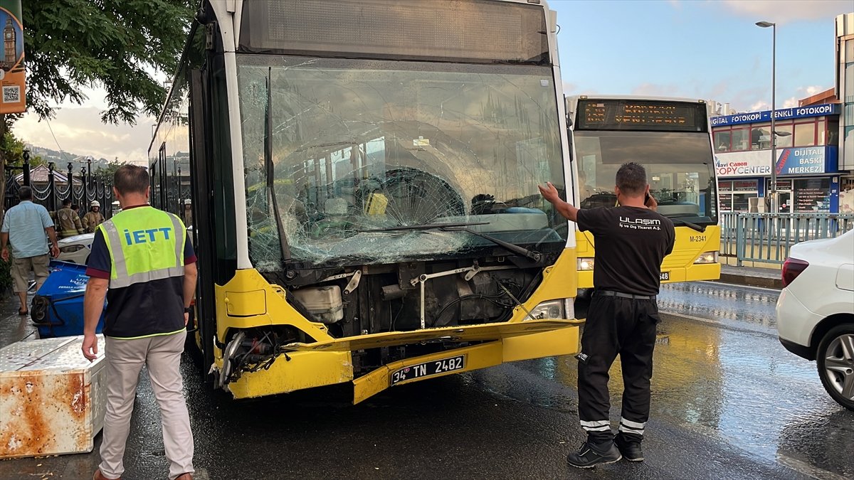 Üsküdar da kaygan yolda kayan İETT otobüsü kaza yaptı #5