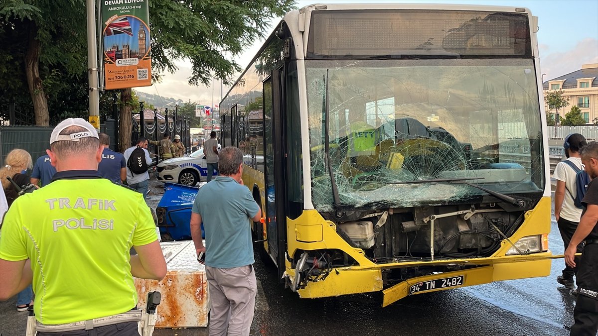 Üsküdar da kaygan yolda kayan İETT otobüsü kaza yaptı #4