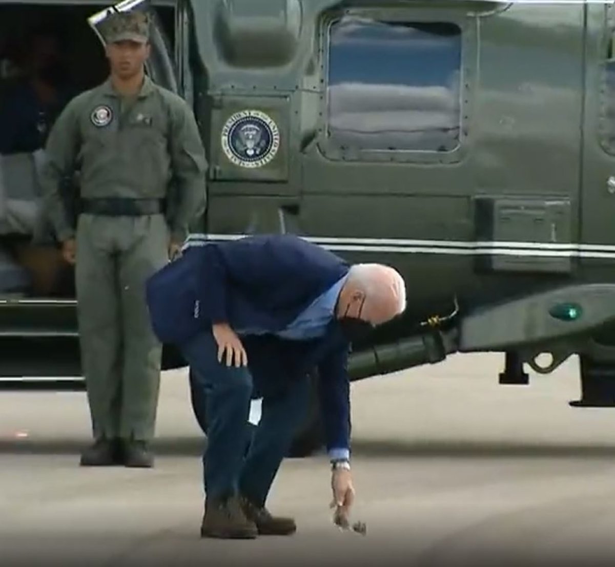 Unable to wear his jacket, Joe Biden dropped his glasses #4