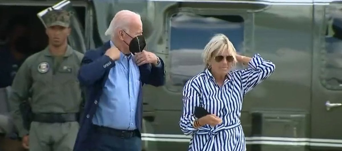 Unable to wear his jacket, Joe Biden dropped his glasses #3