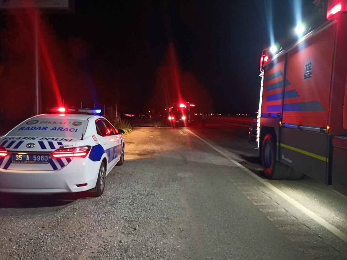 İzmir de servis minibüsü ile tır çarpıştı: 2 ölü #1