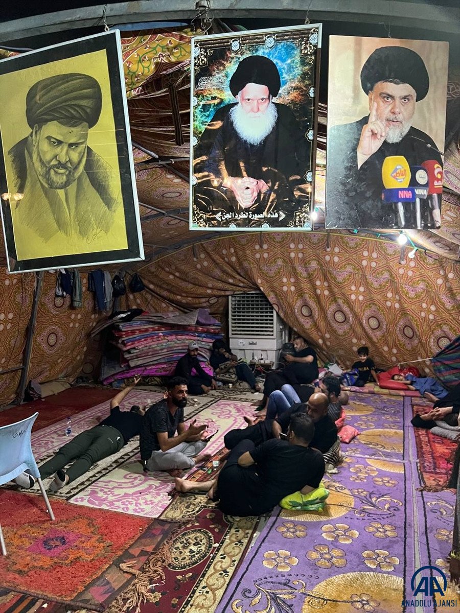 Irak’ta Sadr’ın destekçileri eylem alanını genişletmek için talimat bekliyor #8