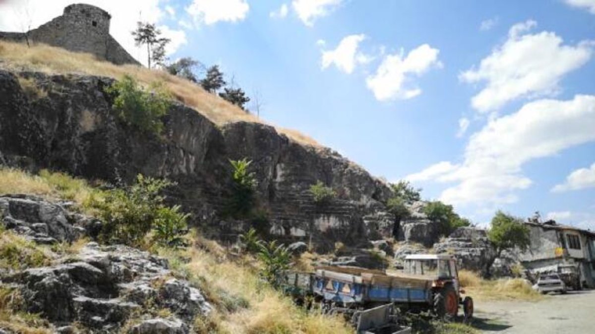 Tokat ta kayalar oyularak yapılan antik tiyatro, turizme kazandırılacak #1