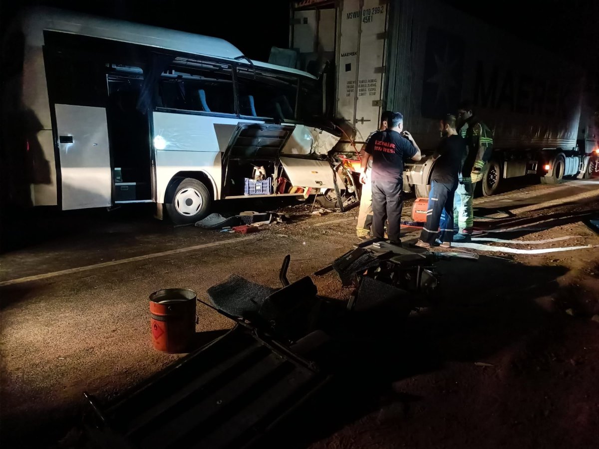 İzmir de servis minibüsü ile tır çarpıştı: 2 ölü #3