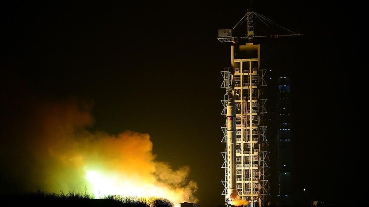 Çin, tek seferde 16 uyduyu uzaya fırlattı #1
