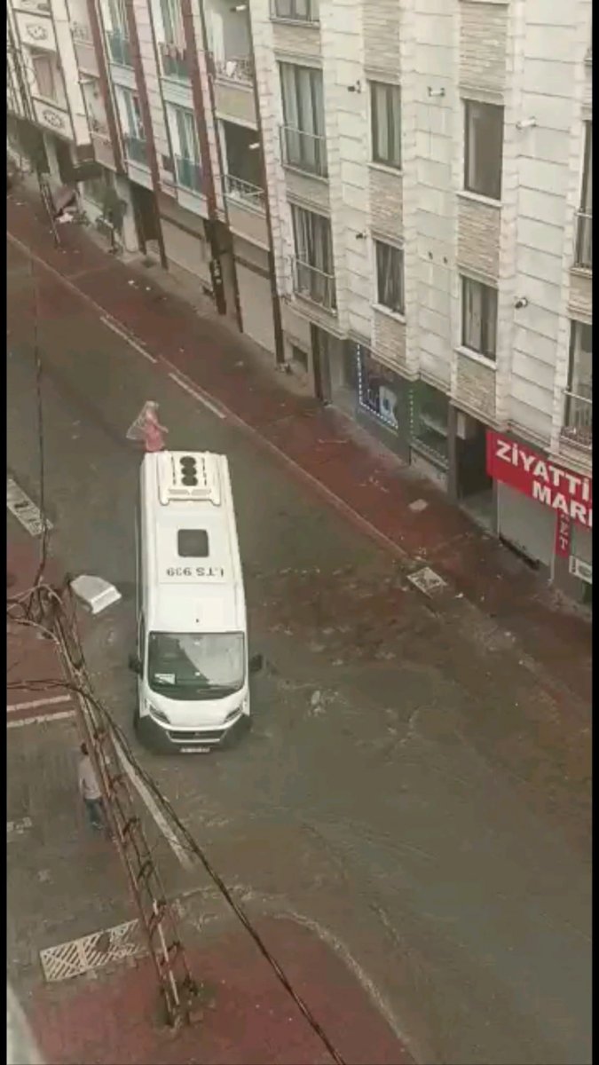 Mangat burst in Esenyurt due to rain, streets turned into lakes #3