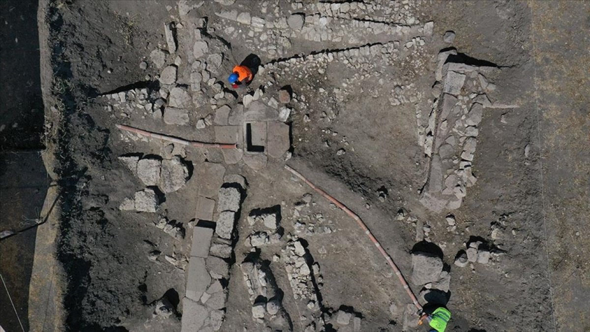 Daskyleion antik şehrinde 2 bin 500 yıllık su şebekesi bulundu #1