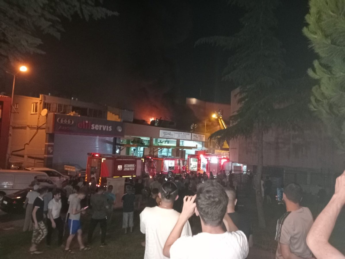 Zeytinburnu’nda sanayi sitesinde çıkan yangında patlamalar yaşandı #4
