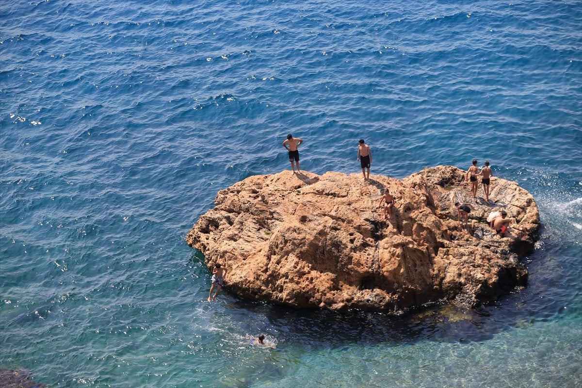 Antalya da sıcaktan bunalan tursitler sahilleri doldurdu #7