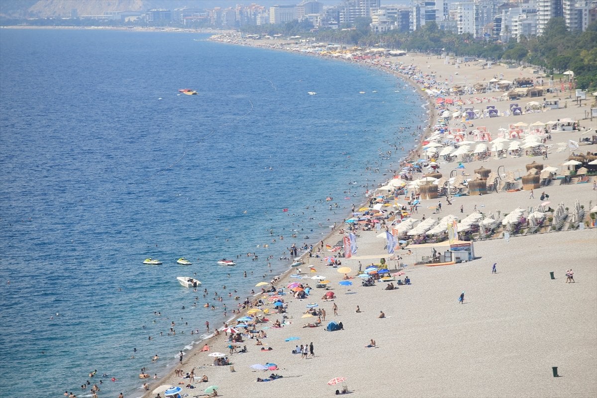 Antalya da sıcaktan bunalan tursitler sahilleri doldurdu #9