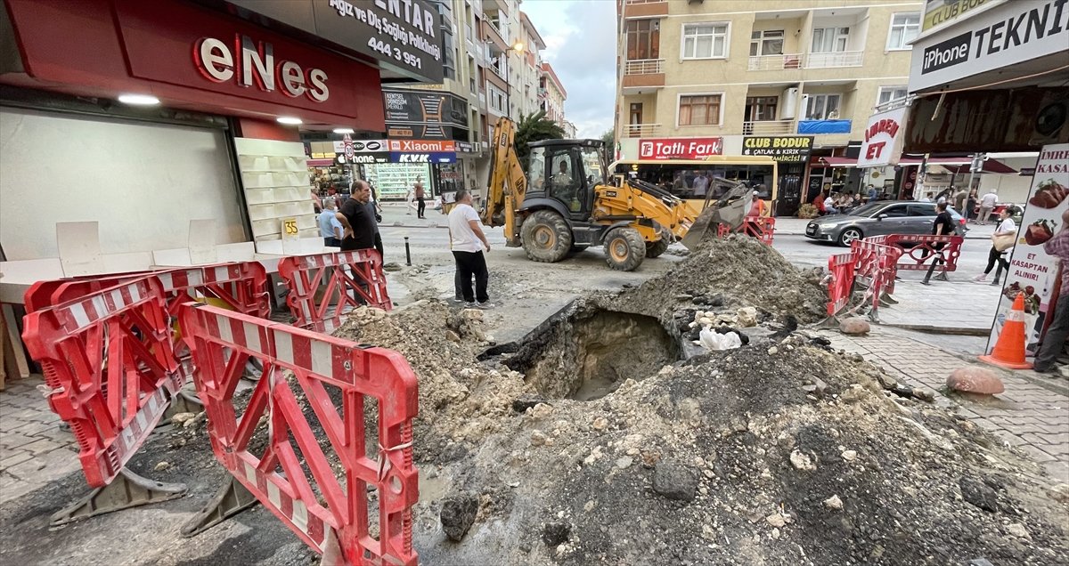 Bahçelievler de su borusu patladı: Ev ve iş yerlerini su bastı #6