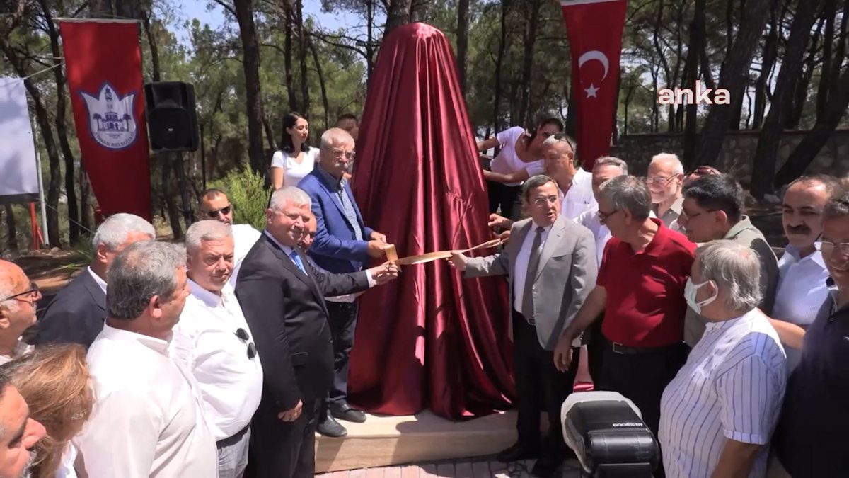 CHP li Konak Belediyesi heykel açılışı yaptı  #1