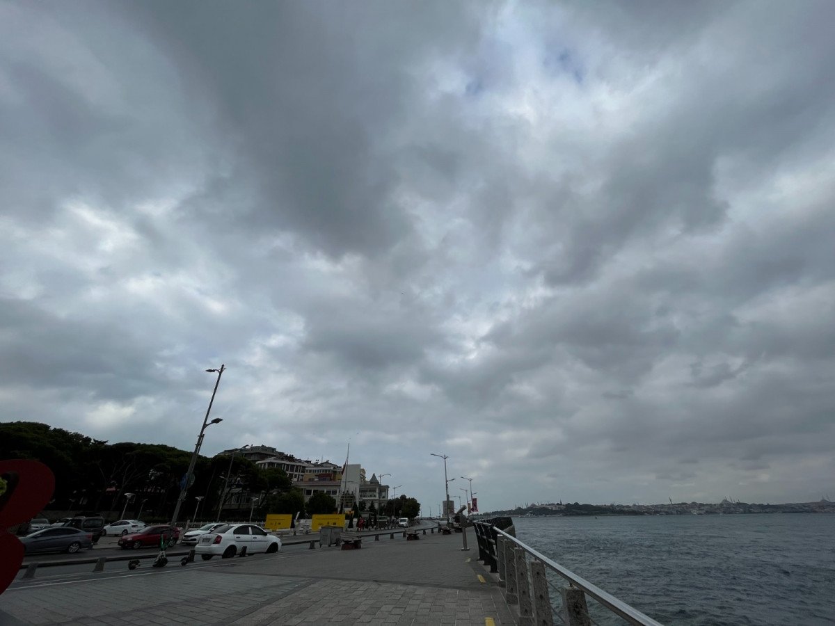Turuncu kodlu İstanbul da vatandaşlar şemsiyelerle dışarı çıktı #1