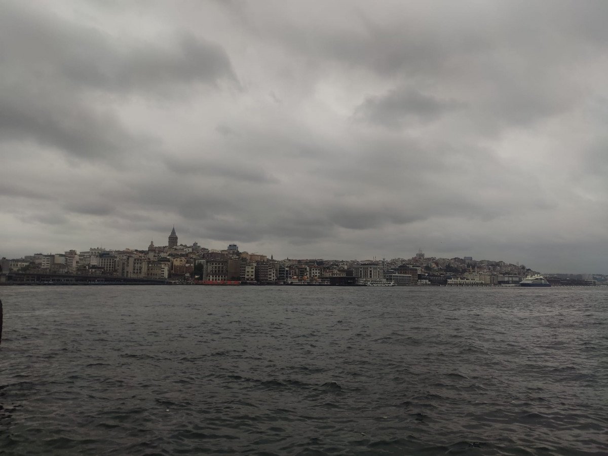 Turuncu kodlu İstanbul da vatandaşlar şemsiyelerle dışarı çıktı #4