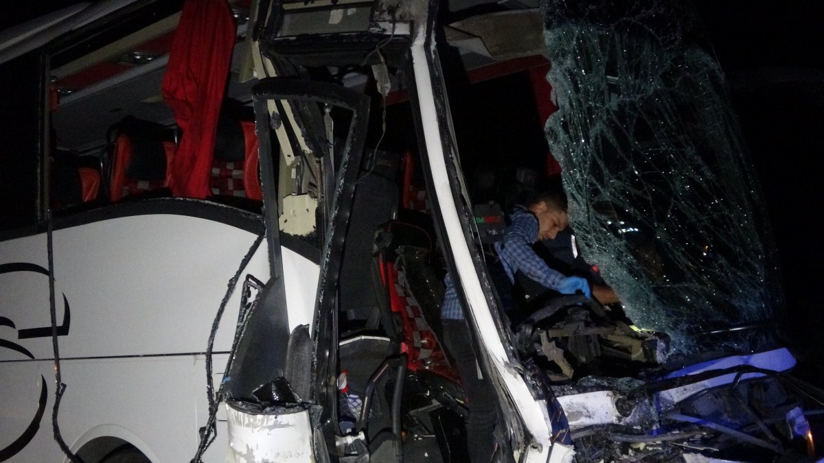 Uşak ta tıra çarpan otobüsdeki 43 kişi yaralanırken muavin öldü #3