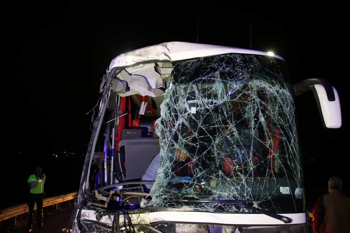 Uşak ta tıra çarptan otobüsteki 43 kişi yaralanırken muavin öldü #2