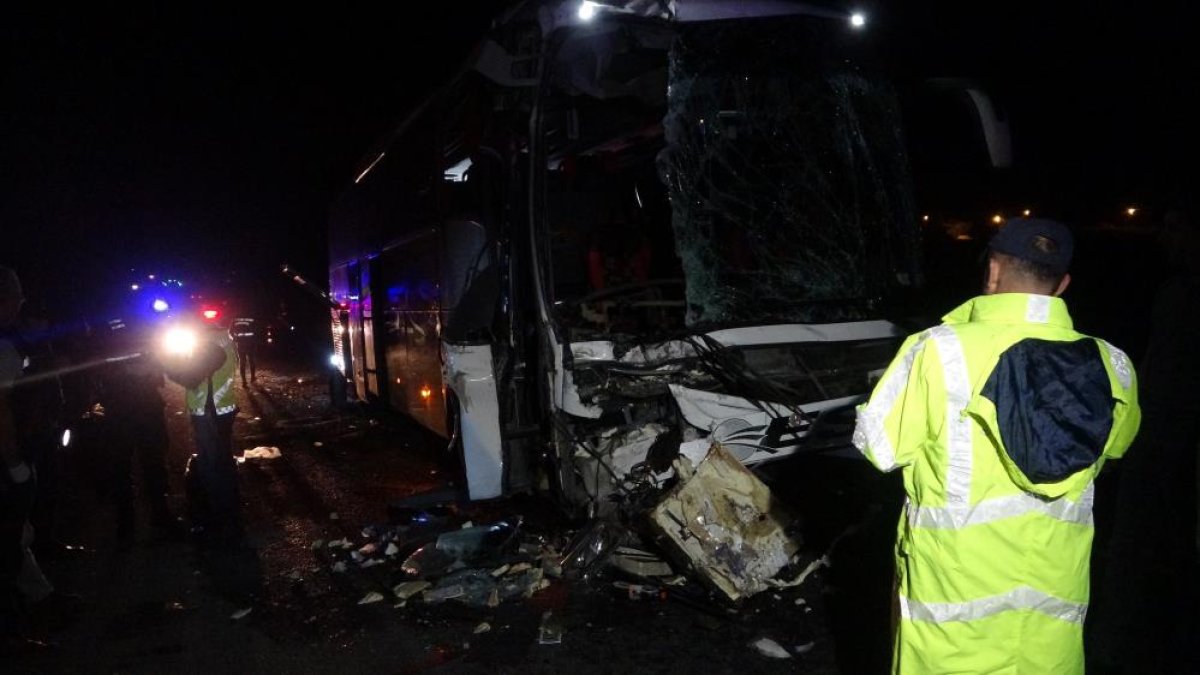 Uşak ta tıra çarptan otobüsteki 43 kişi yaralanırken muavin öldü #4