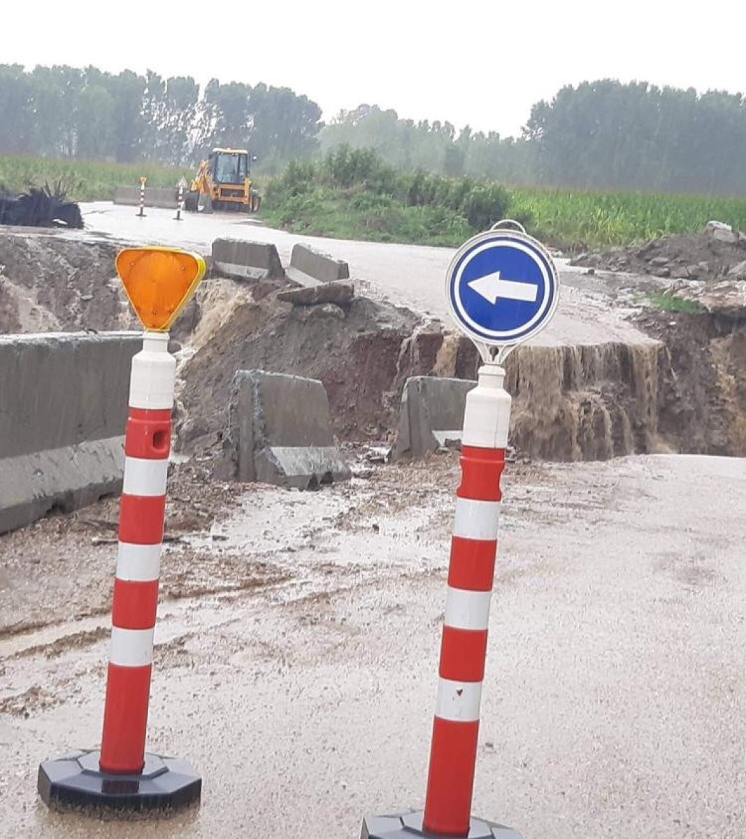 Kocaeli ve Sakarya’yı bağlayan geçici yolu sel aldı  #1