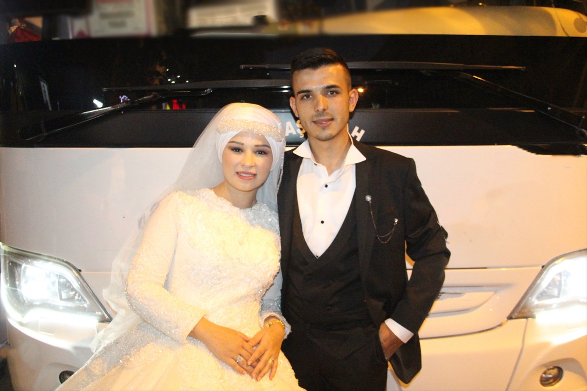 Manisa da düğün yapamayan çift, gelinlik ve damatlıkla tura çıktı #2