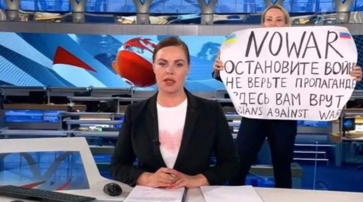 Rus devlet televizyonunda savaş karşıtı pankart açan editöre ev hapsi #1
