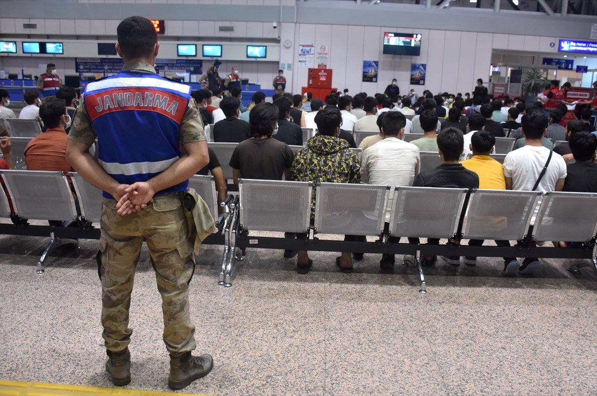 Afganistan uyruklu 227 göçmen, Erzurum dan ülkelerine yollandı #1