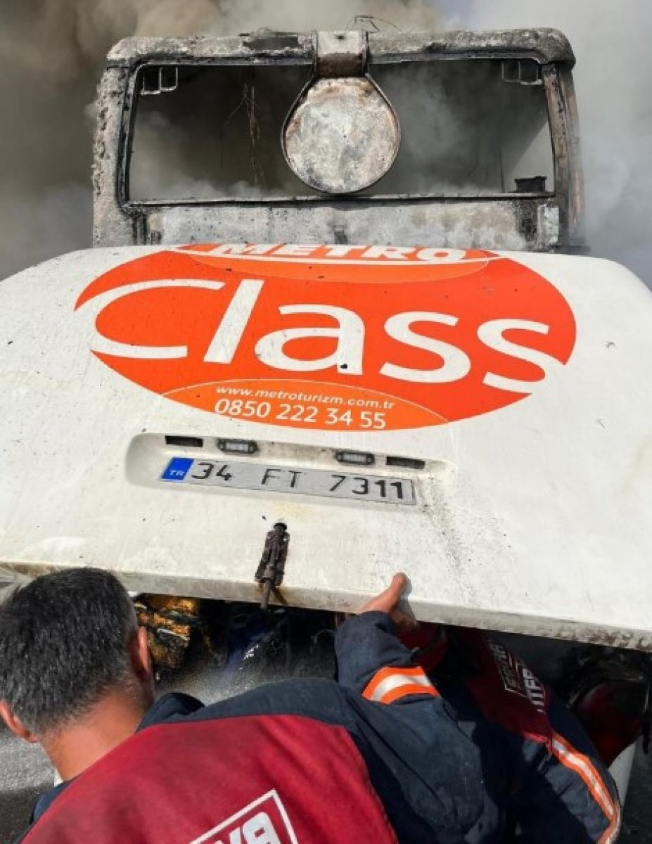 Sakarya da içi yolcu dolu otobüs TEM de alev alev yandı #3