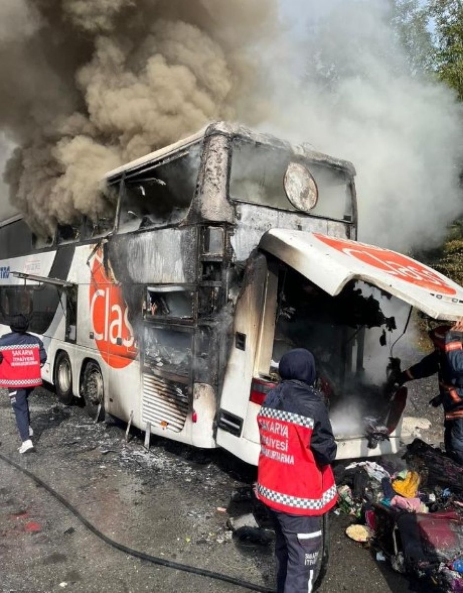 Sakarya da içi yolcu dolu otobüs TEM de alev alev yandı #1
