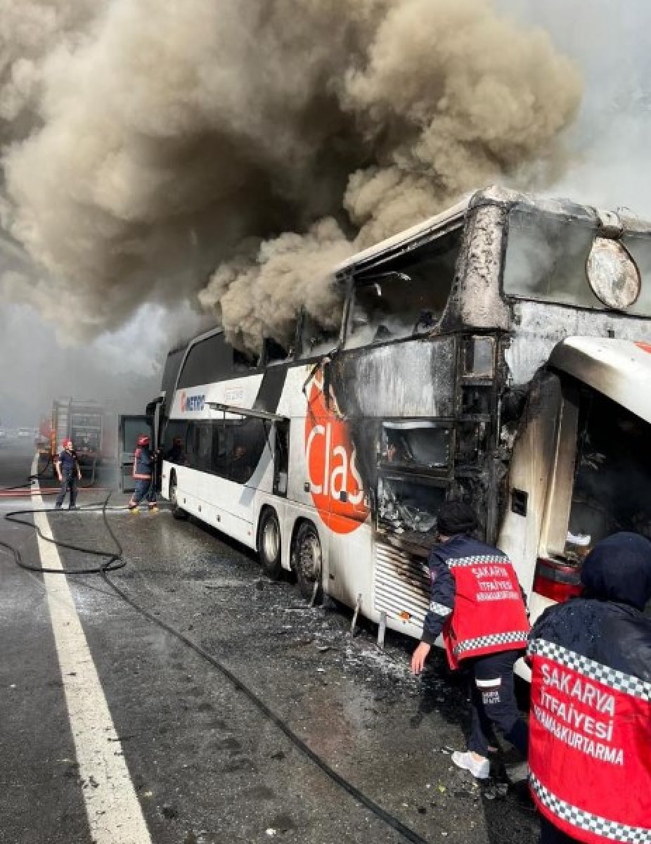 Sakarya da içi yolcu dolu otobüs TEM de alev alev yandı #2