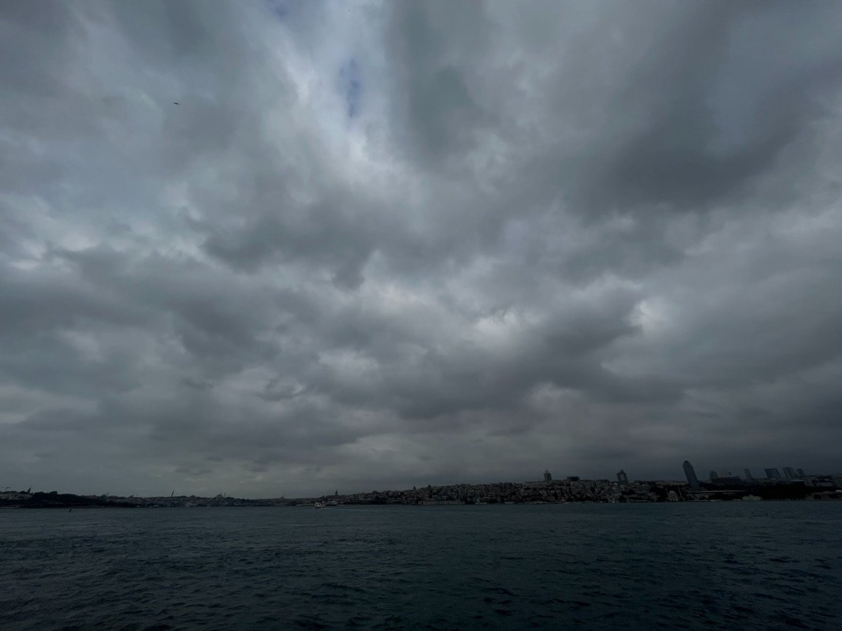 Turuncu kodlu İstanbul da vatandaşlar şemsiyelerle dışarı çıktı #6