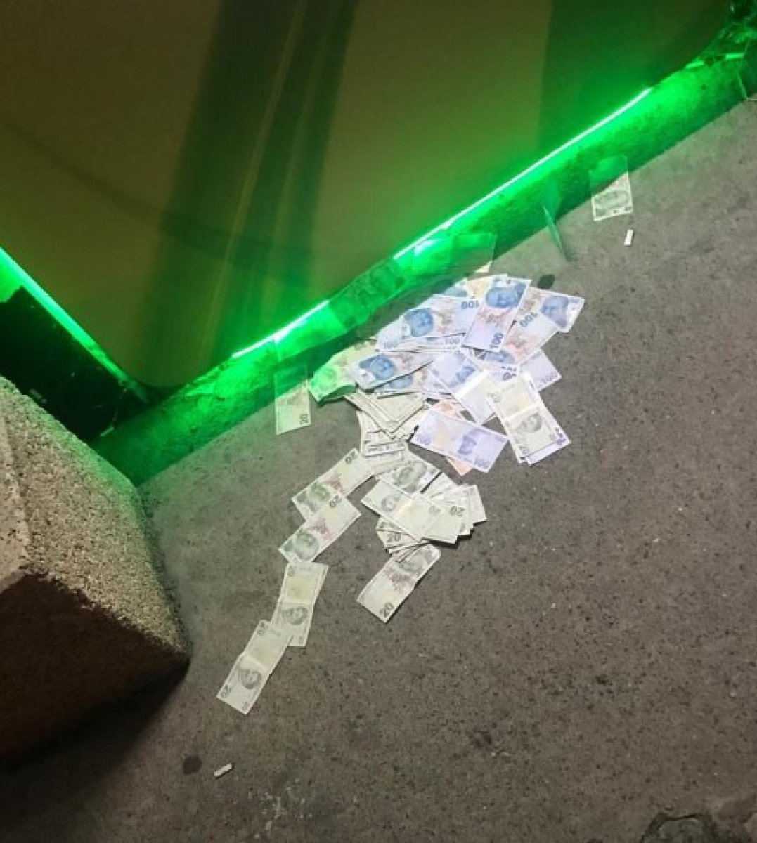 Zonguldak ta bir kişinin ATM ye koyduğu fazla paralar, yola saçıldı #2