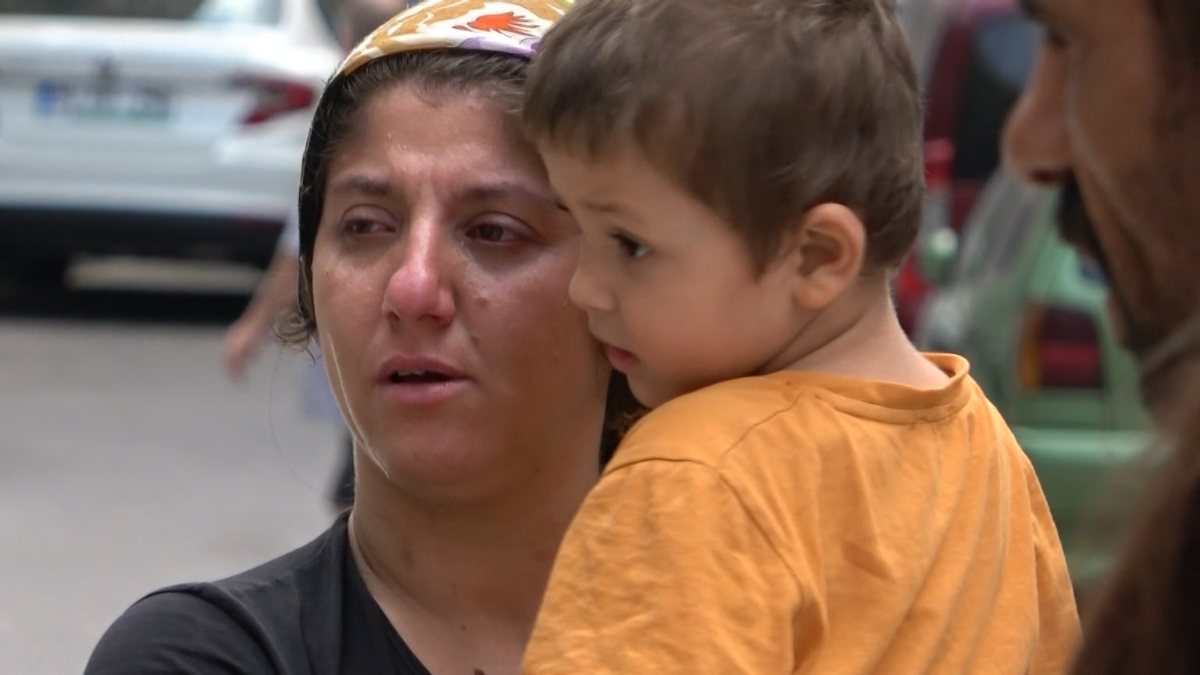 Bursa�da ev sahibinin kovduğu aile parkta uyuyor