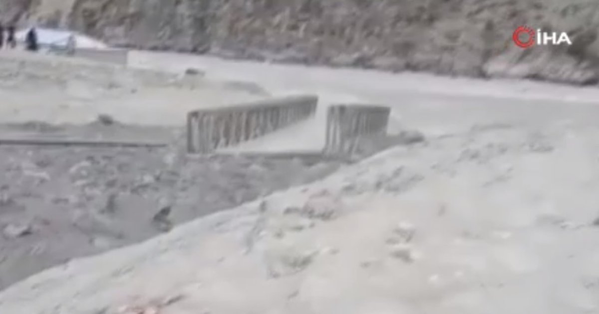 Pakistan’da köprü sel sularına kapıldı #4