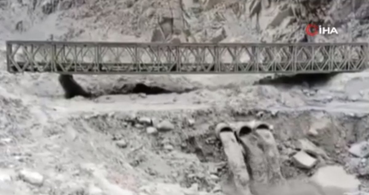 Pakistan’da köprü sel sularına kapıldı #1