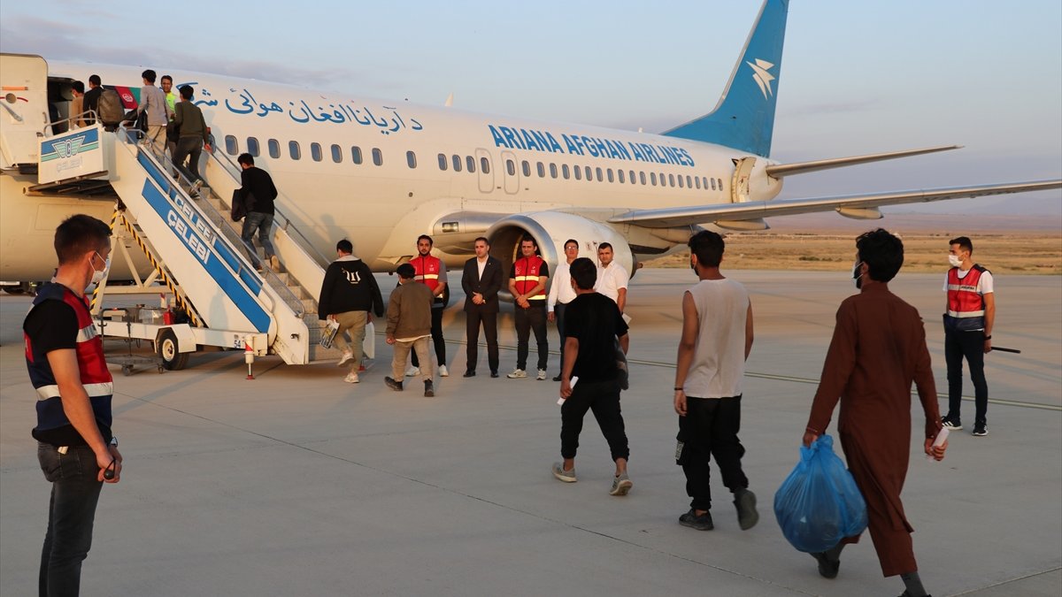 Iğdır'dan 136 Afgan göçmen ülkelerine gönderildi