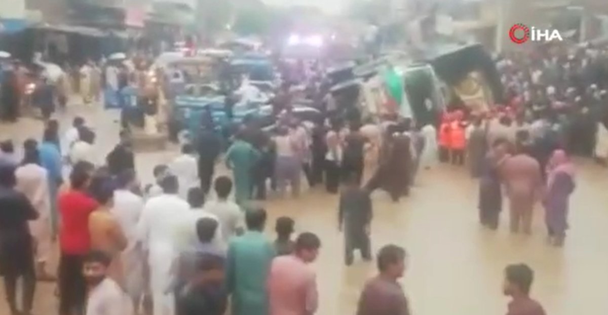 Pakistan da yolcu otobüsünün üzerine kamyon devrildi: 13 ölü, 5 yaralı #2