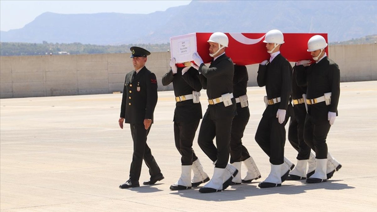 Pençe-Kilit şehidi Piyade Teğmen Ömer Bağra, Siirt te son yolculuğuna uğurlandı #1