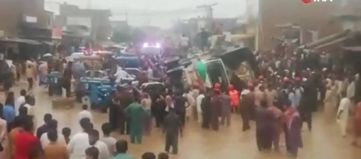 Pakistan da yolcu otobüsünün üzerine kamyon devrildi: 13 ölü, 5 yaralı #1