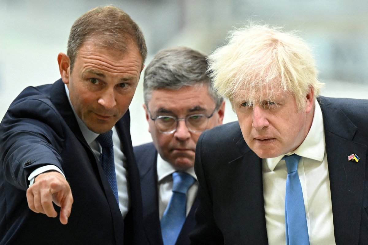 Boris Johnson considers offers to return to journalism #1