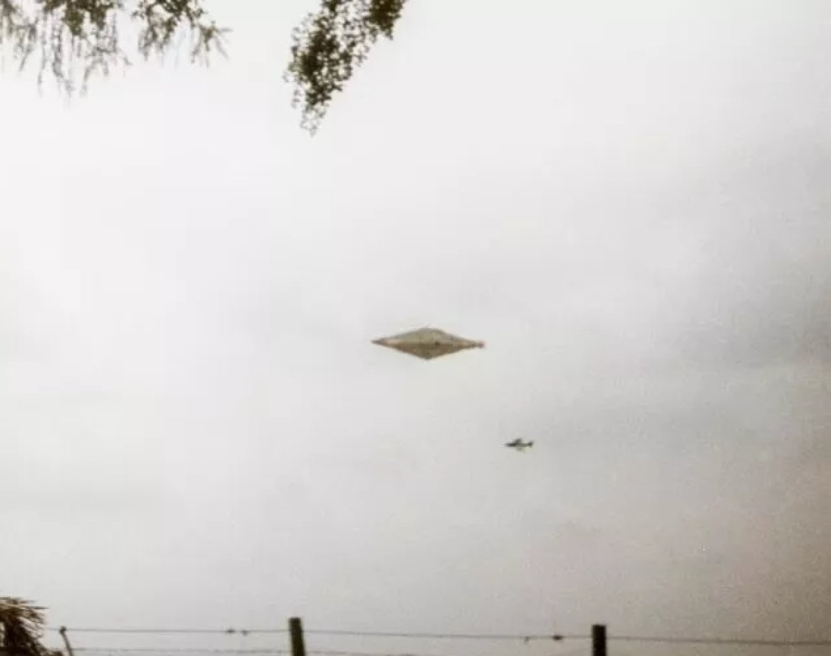 The clearest UFO image appeared 32 years later #1