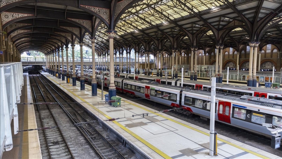 Strike of train drivers in England paralyzed transportation #1