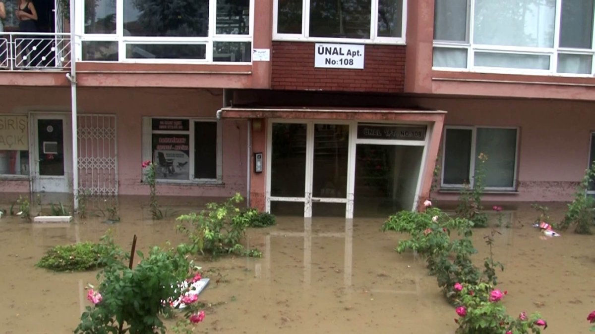Sarıyer’de hastaneyi su bastı, hastalar tahliye edildi #13