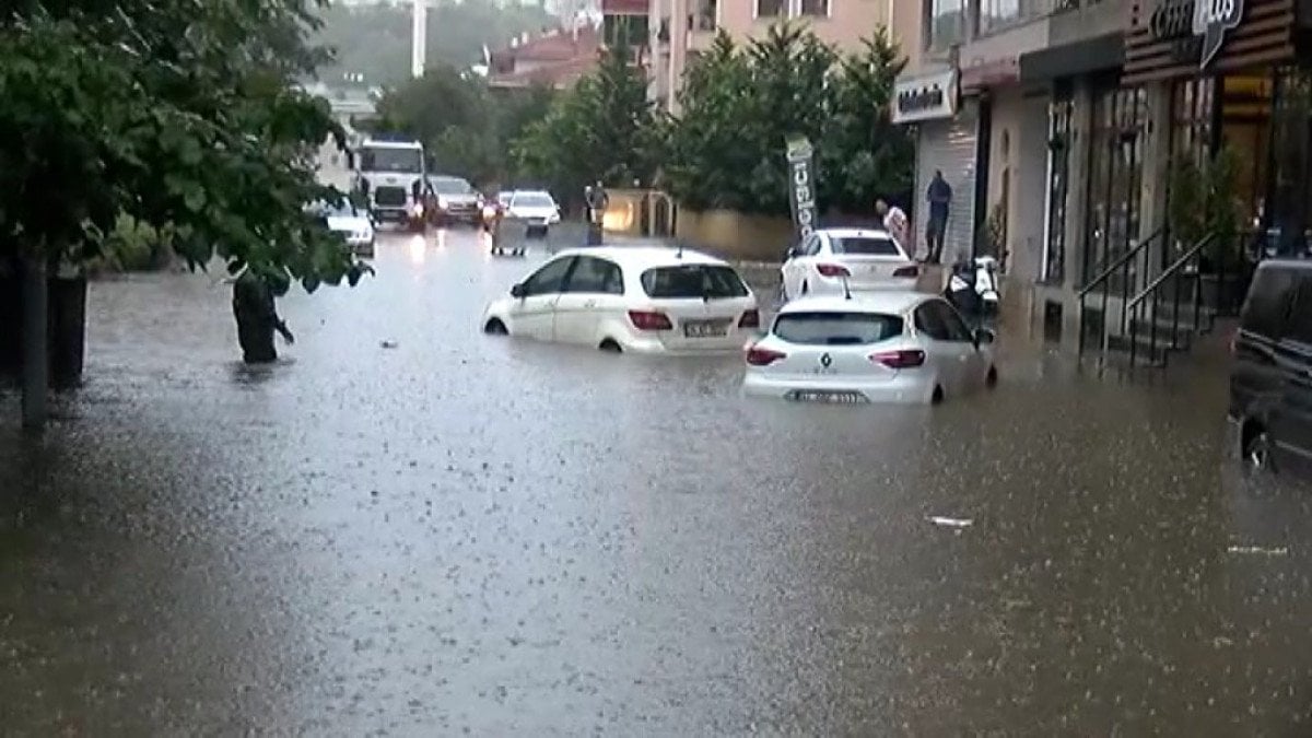 İstanbul da kuvvetli yağış başladı: Maltepe sular altında #1